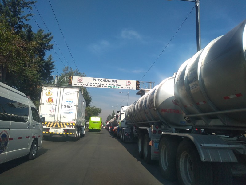 Tollocan convertido en estacionamiento de pipas