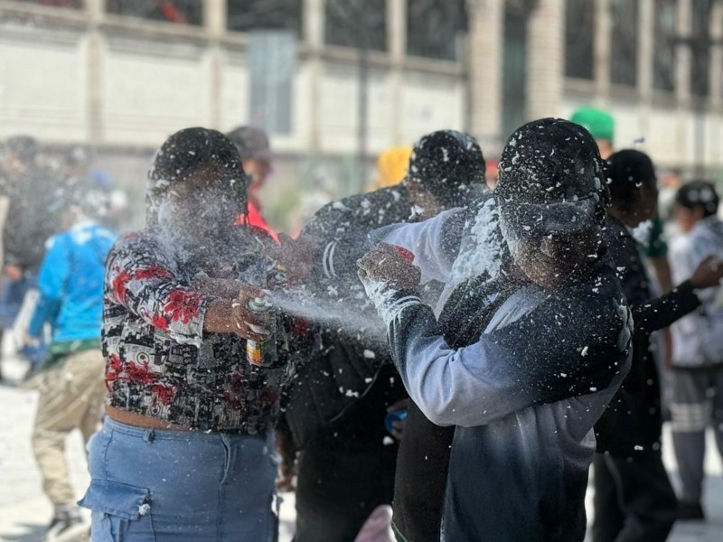 Toluca celebra con guerra de espuma pese a prohibición
