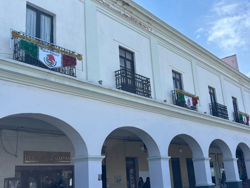 Toluca comienza a teñirse tricolor, instalan adornos patrios