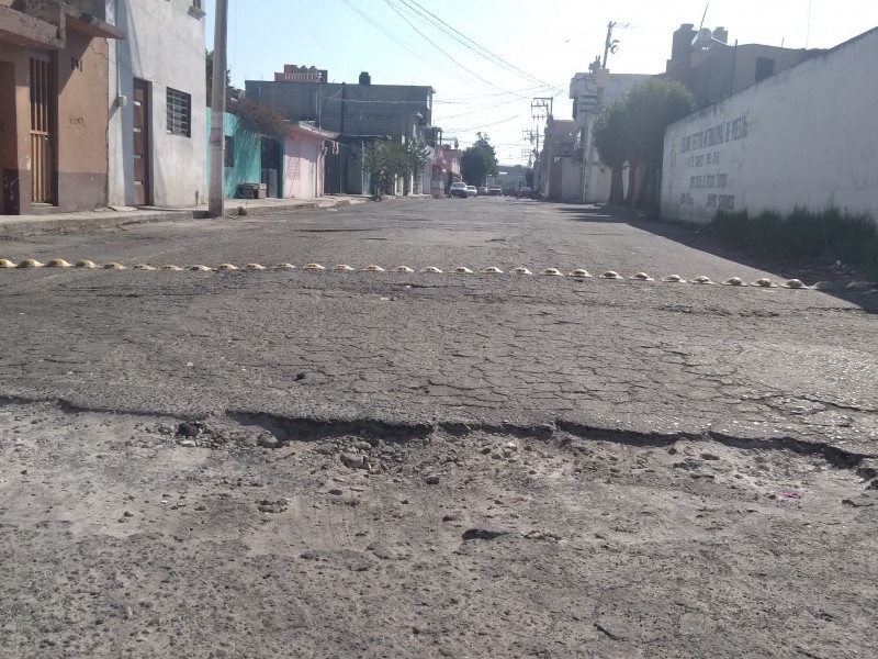 Toluca hundida en el deterioro de calles