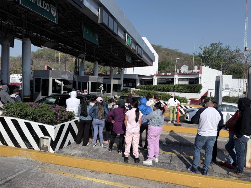 Toma CETEG casetas de autopista; piden dinero a automovilistas