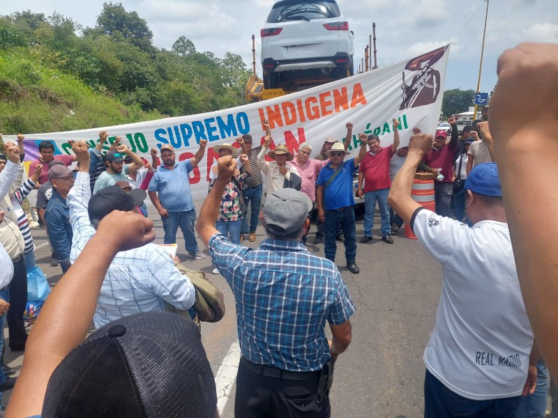 Comunidades originarias toman carreteras por el Día de la resistencia indígena