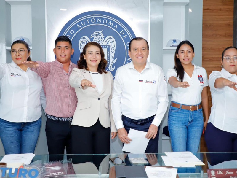 Toma protesta primera mujer directora de la Prepa 13