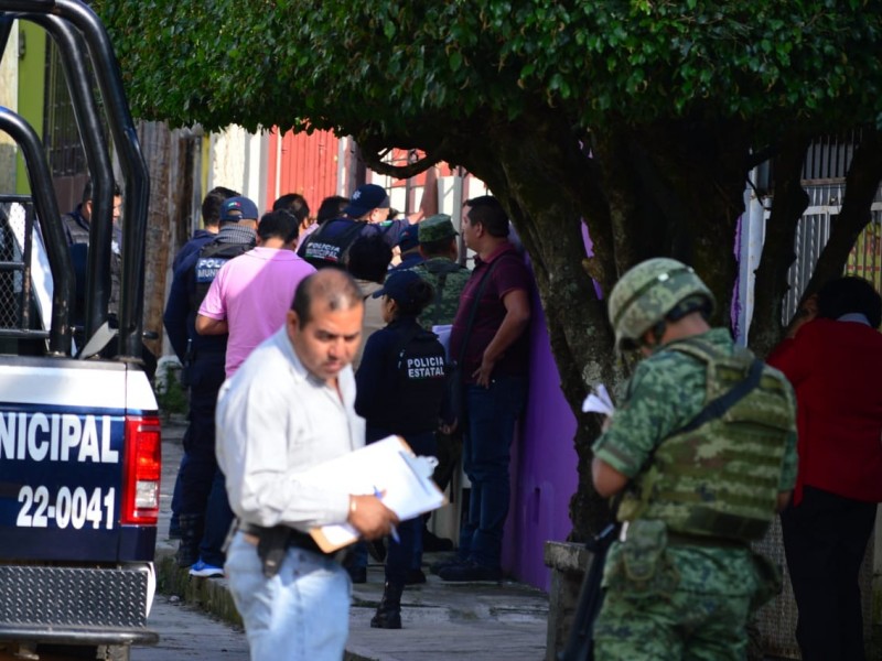 Toma rehén a bebé, tras balear a niña