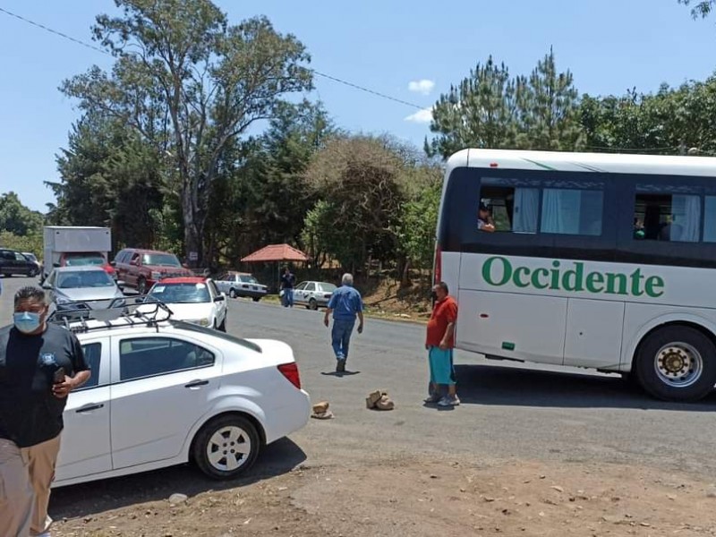 Toman carreteras en Michoacán tras desaparición de Concejal de Ocumicho