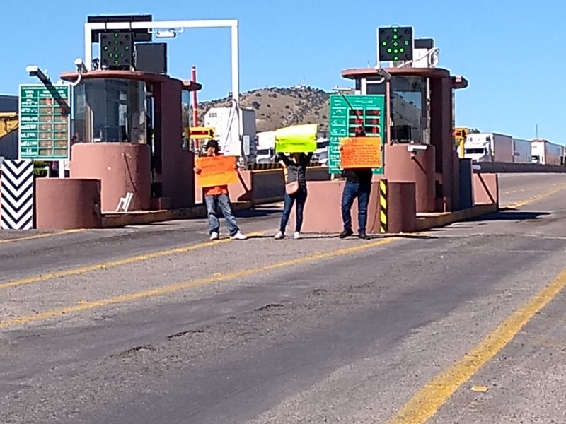 Toman caseta de cobro traileros en Nogales.