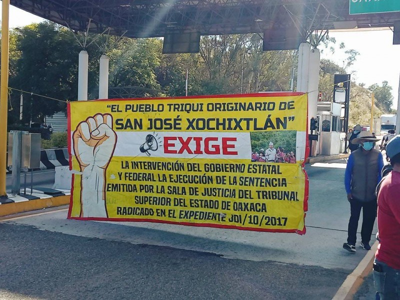 Toman caseta de Huitzo, exigen entrega de recursos en Xochitlán