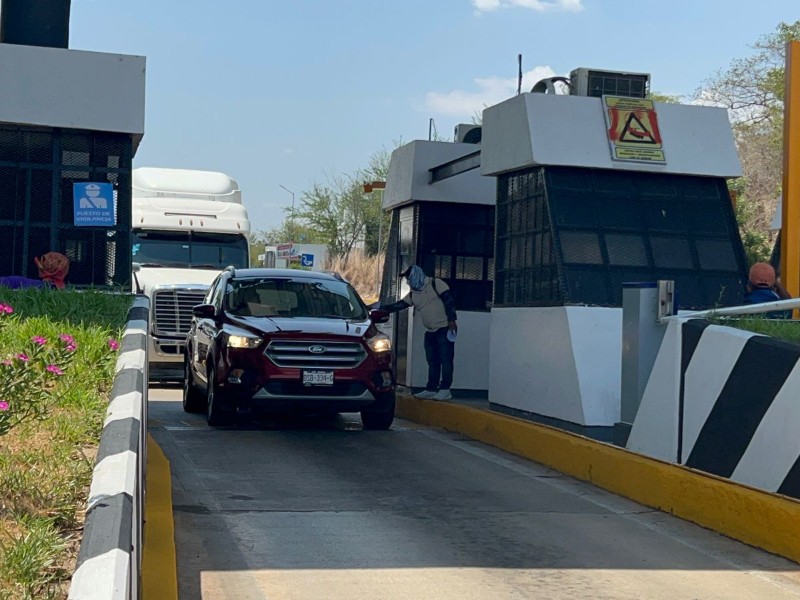 Toman caseta SCLC-Chiapa y dejan transitar a automovilistas sin pagar