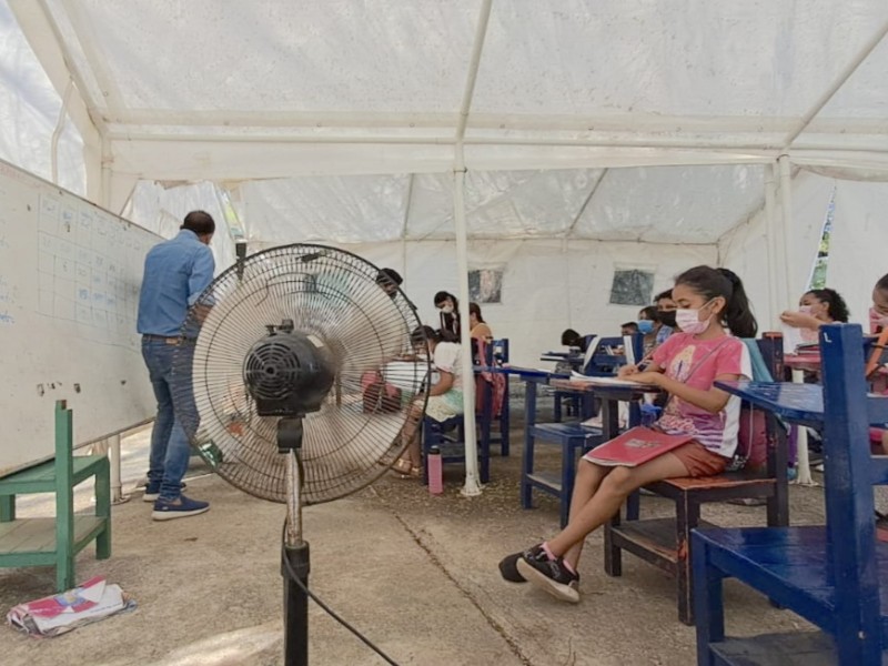 Toman clases en toldos en primaria de Tecpan