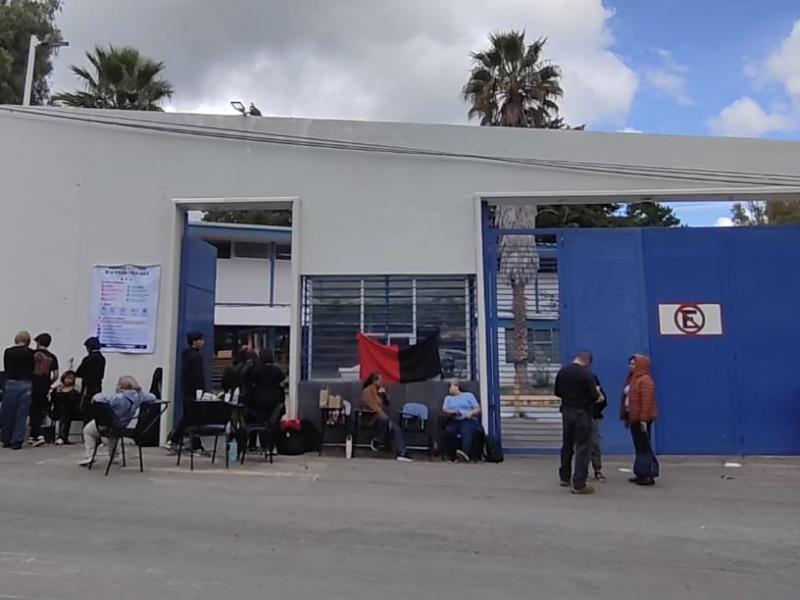 Toman docentes instalaciones de preparatoria por crisis financiera de la Universidad Autónoma