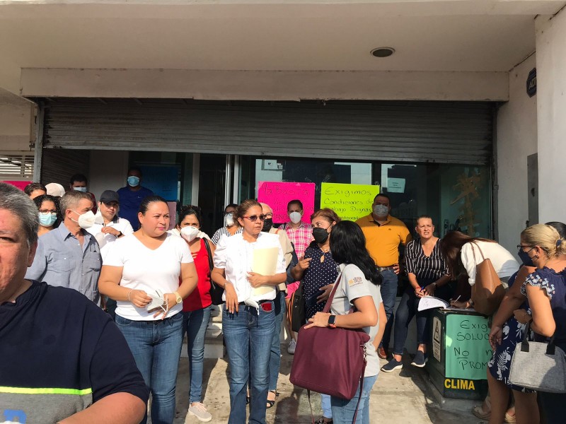 Toman edificio de la SEV trabajadores