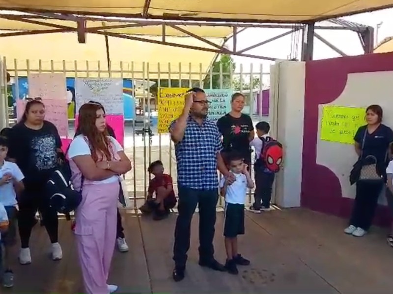 Toman escuela para impedir cambio de maestra del 2°A