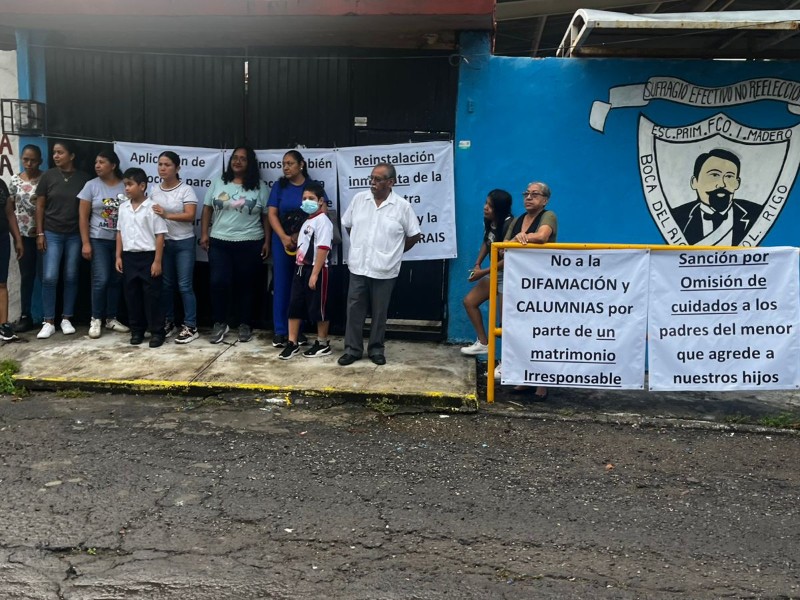 Toman escuela primaria en Boca del Río, piden reinstalación de maestras
