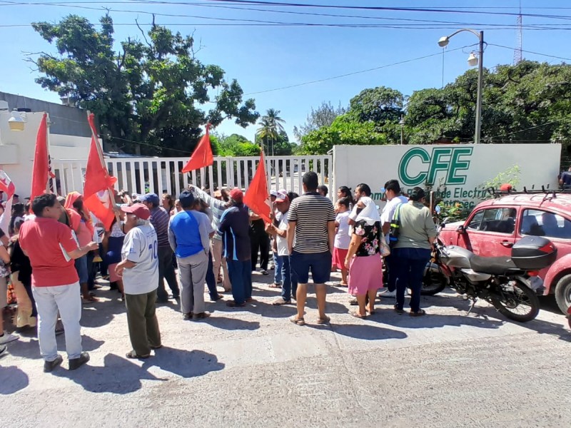 Toman instalaciones de CFE en Juchitàn, demandan condonación de pagos