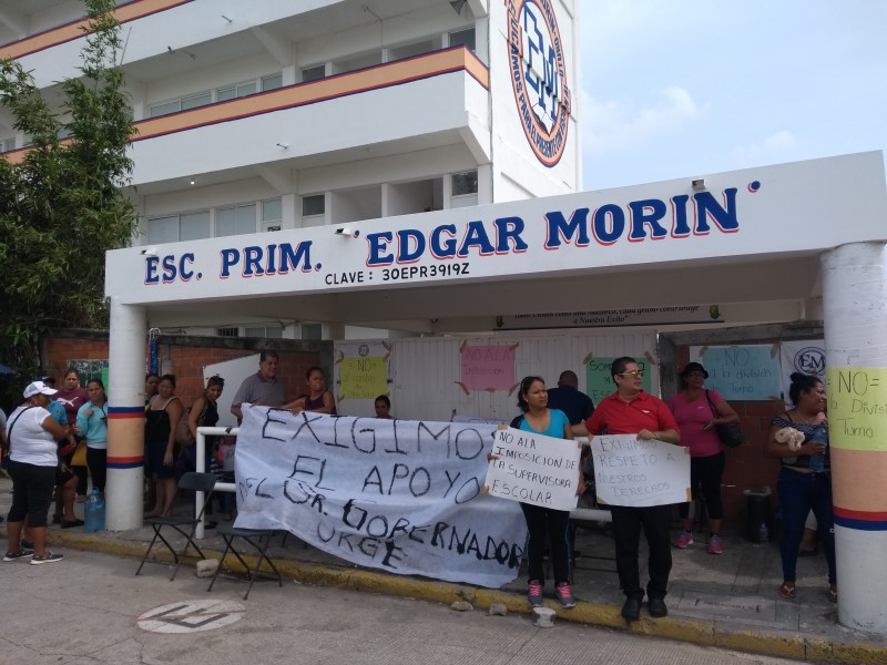 Toman instalaciones de escuela primaria en Medellín