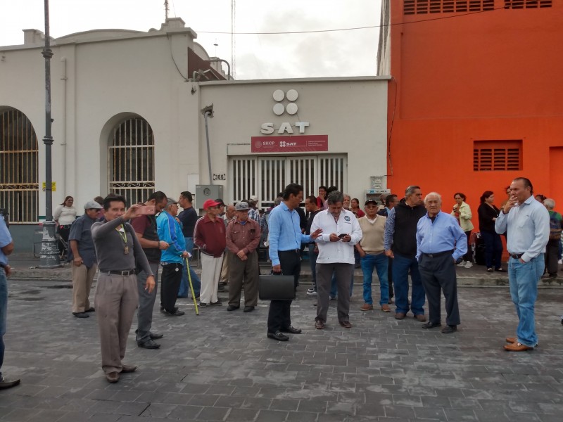 Toman instalaciones del SAT y bloquean calles de Veracruz