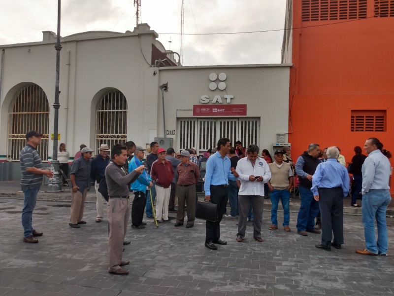 Toman instalaciones del SAT y bloquean calles de Veracruz