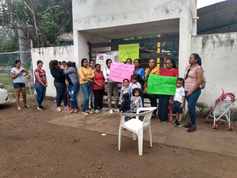 Toman kinder por cambio de maestra