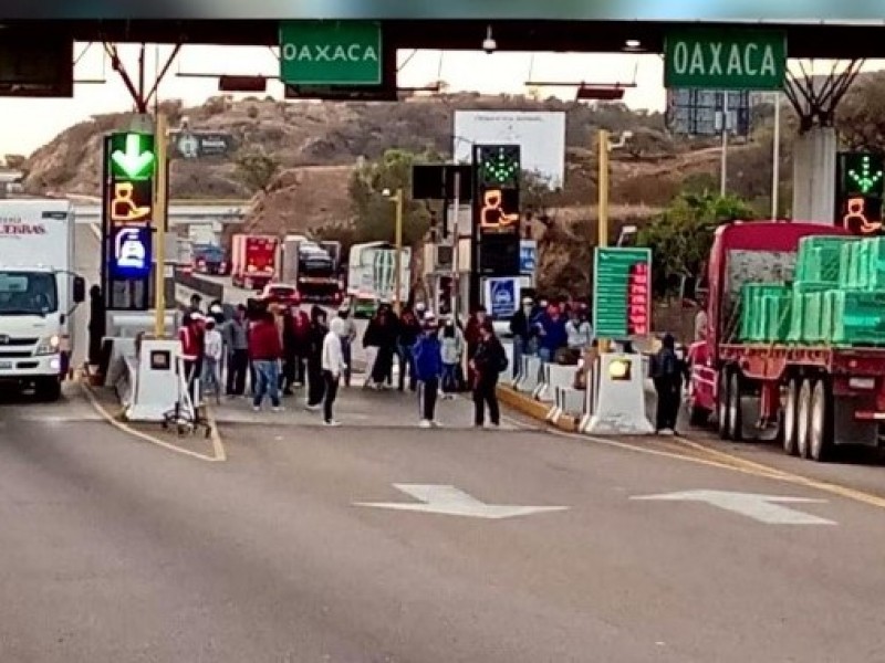 Toman la caseta de cobro de Huitzo en Oaxaca