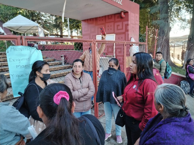 Toman la SEV y exigen maestro para primaria de Tlacolulan