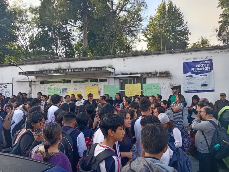 Toman la Técnica 97, exigen cambio de director