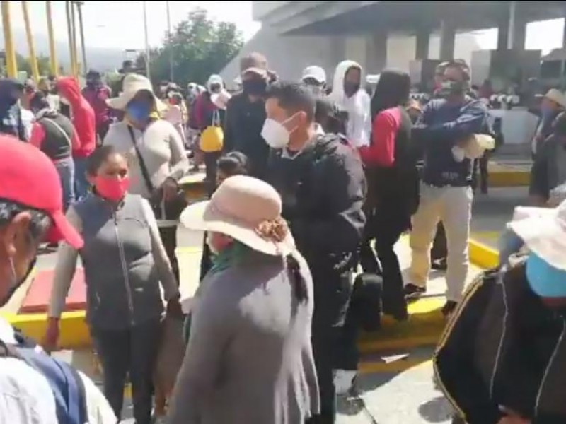 Toman manifestantes caseta de Amozoc