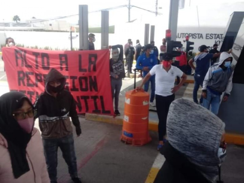 Toman manifestantes casetas de Puebla