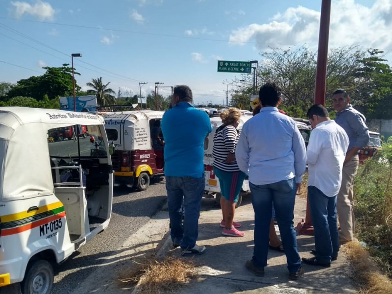 Toman mototaxistas empresa gasera en Juchitán