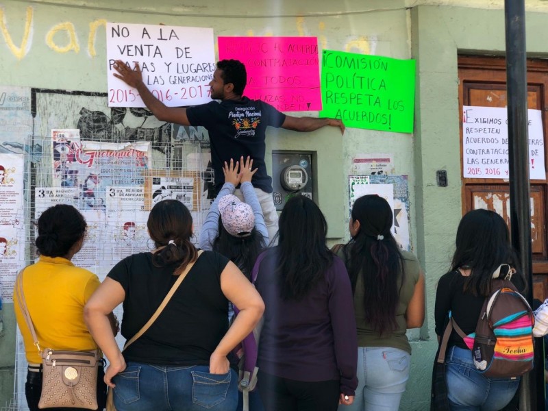 Toman normalistas edificio magisterial; piden 180 plazas