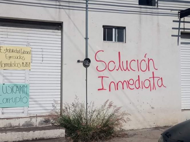 Toman normalistas oficinas de Uesicamm en demanda de plazas