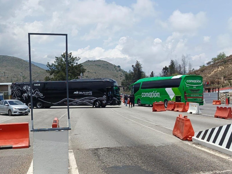 Toman normalistas siete autobuses y un camión en Chilpancingo