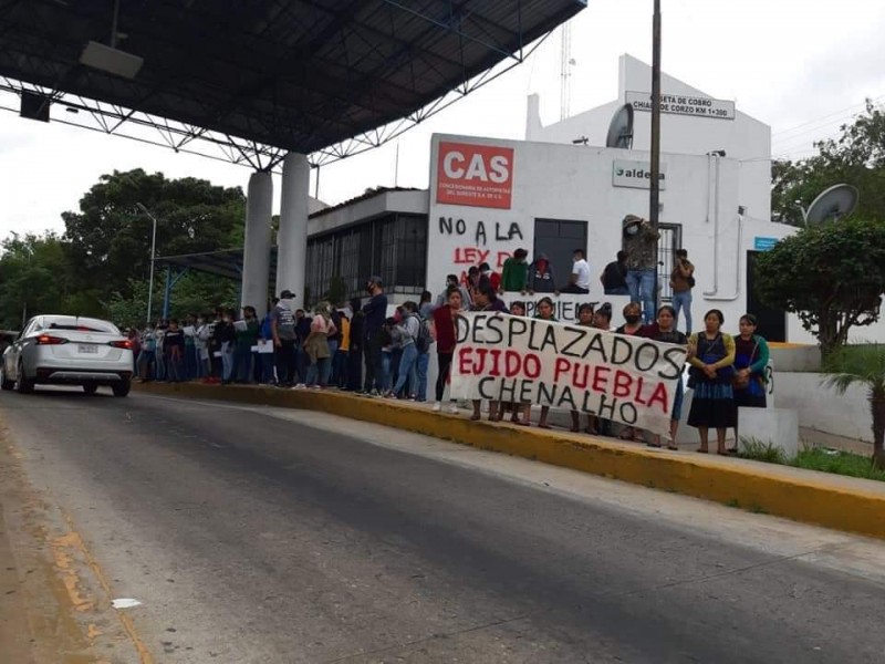 Toman normalistas y desplazados caseta Chiapa de Corzo