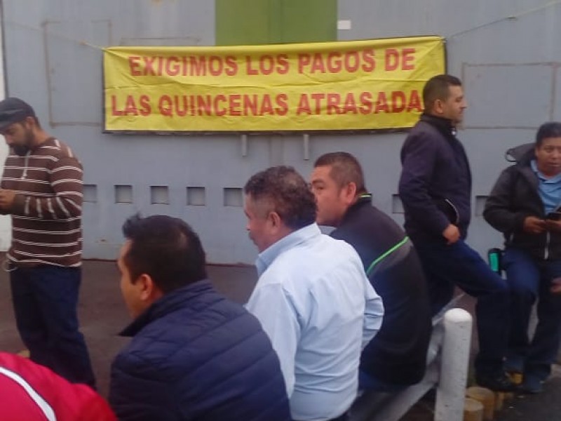 Toman oficinas de JC por retraso en quincenas