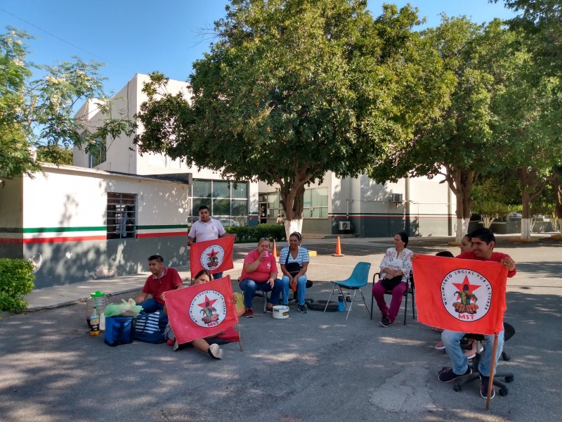 Toman oficinas de SADER ante protestas contra AMLO