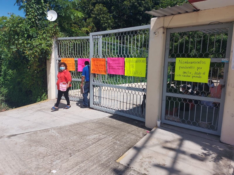 Toman oficinas de la SEG en Técpan; además bloquean carretera