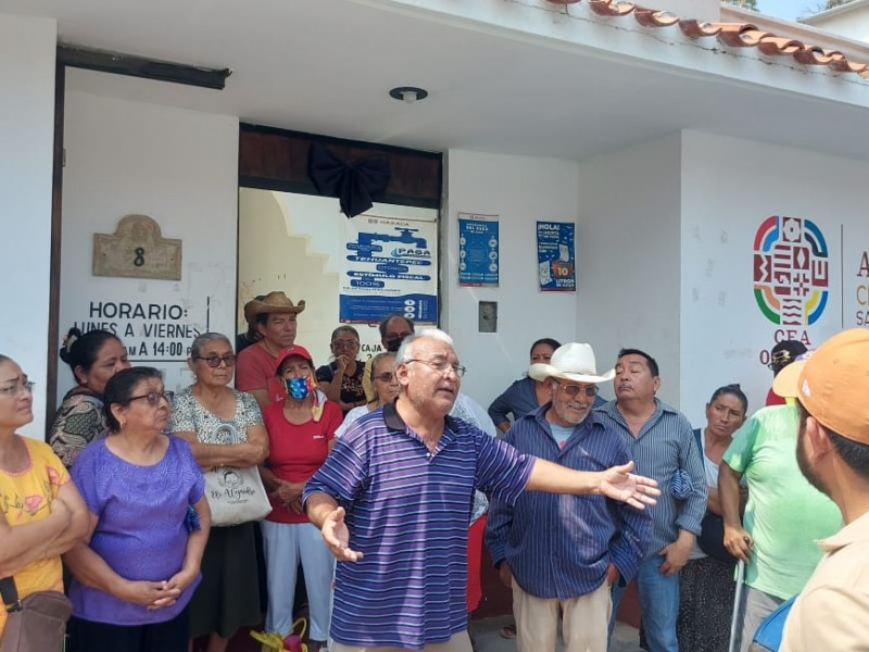 Toman oficinas del agua potable; denuncian 3 meses sin servicio