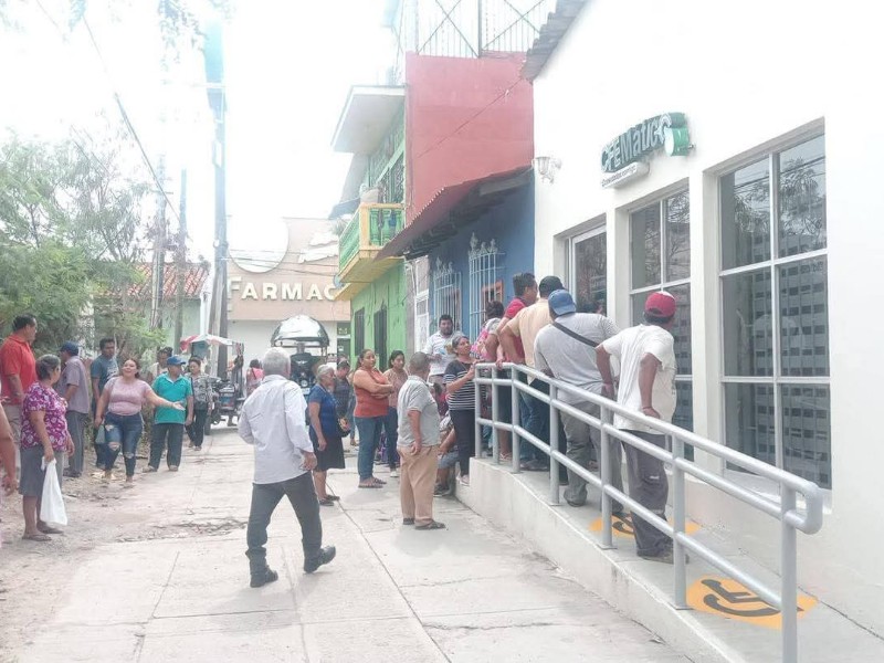 Toman oficinas y trabajadores de la CFE en Tehuantepec, exigen restablecimiento