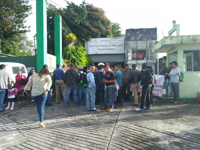 Toman padres de familia escuela primaria de Xalapa