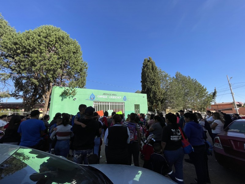 Toman padres de familia, kinder Enrique Laubscher de Calera