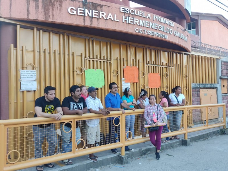 Toman padres primaria en Técpan; exigen tres maestras