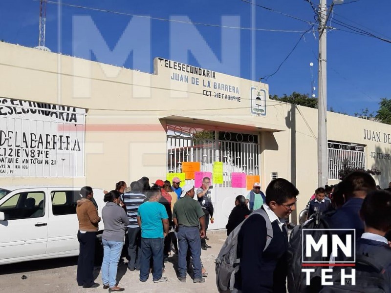 Toman padres y alumnos telesecundaria sin maestros