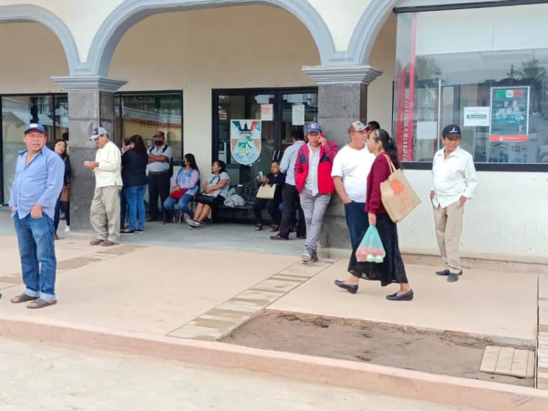 Toman palacio municipal en Sayula, trabajadores exigen pagos