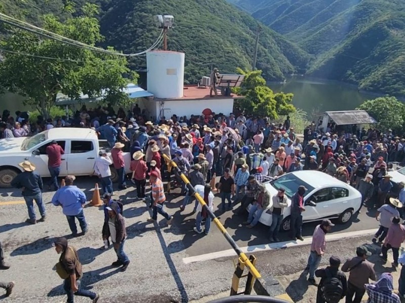 Toman presa El Caracol en demanda de seguridad