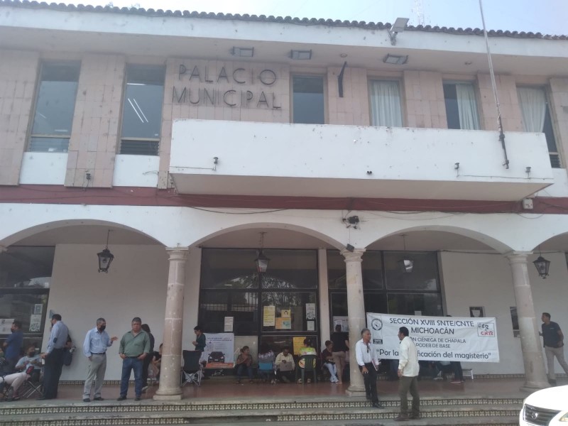 Toman presidencia municipal integrantes del magisterio en Jiquilpan