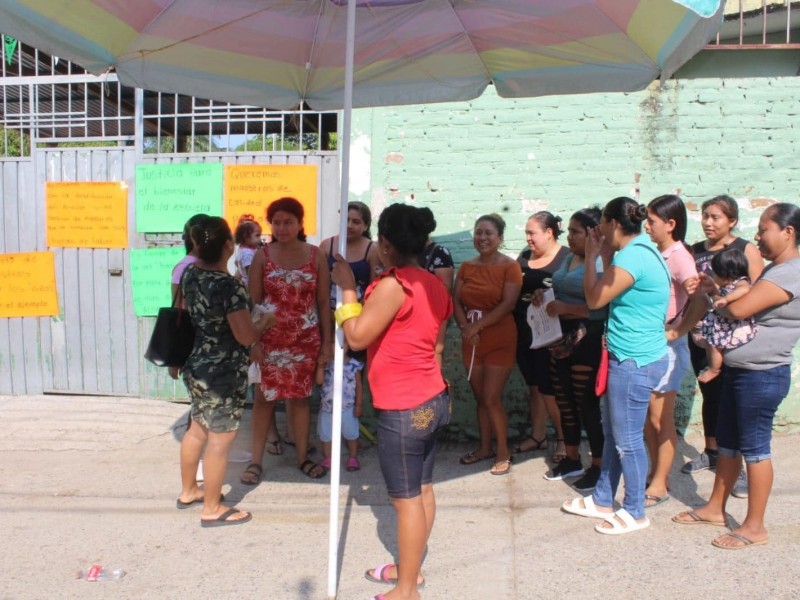 Toman primaria en Tecpan, exigen destituir a profesores