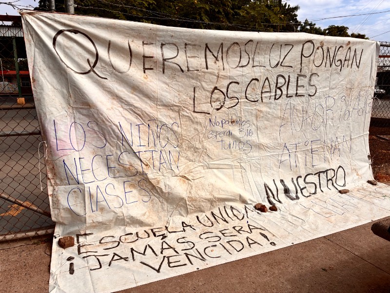Toman primaria Francisco Villa; exigen restablecimiento del servicio eléctrico