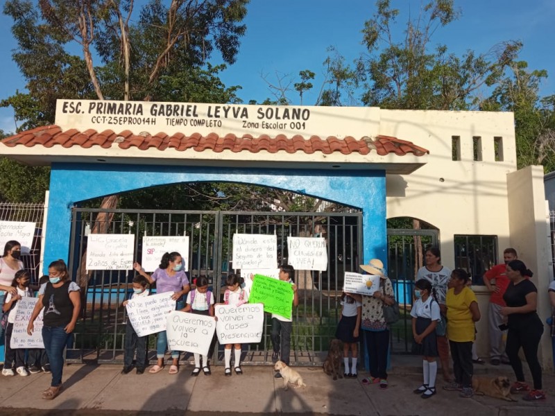 Toman primaria Gabriel Leyva Solano en Los Mochis