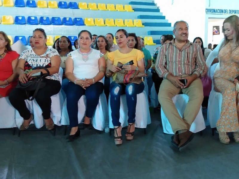 Toman protesta al consejo de participación en educación