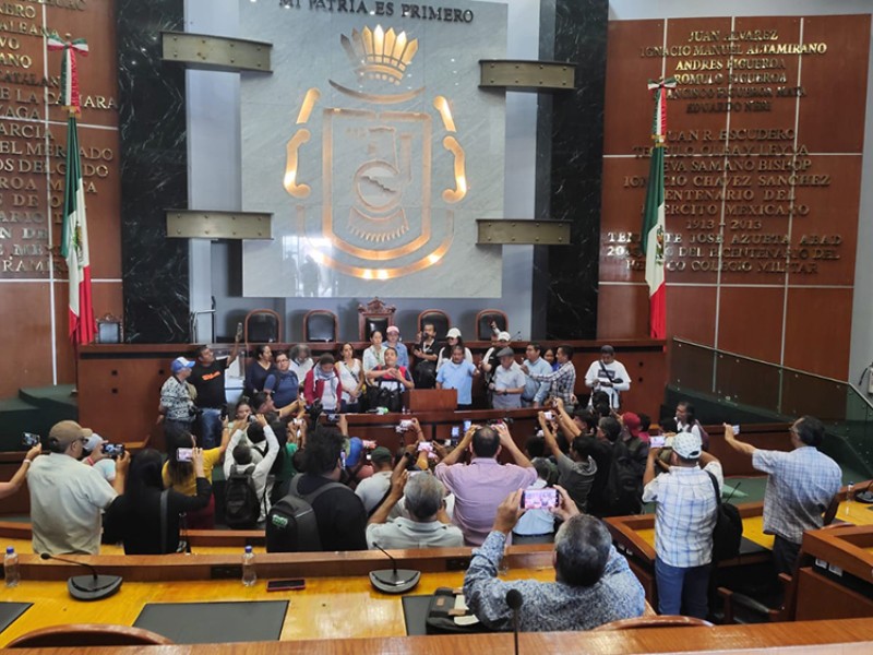 Toman reporteros tribuna del Congreso contra amenazas de diputado priista