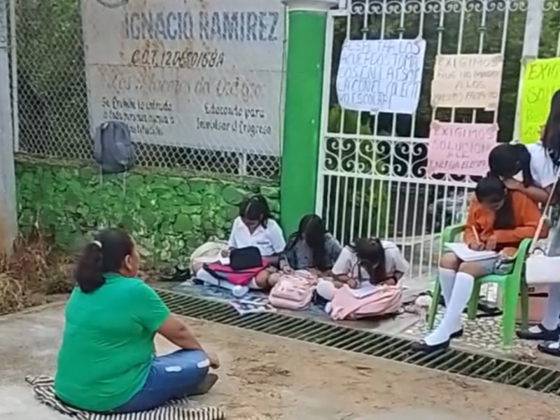 Toman secundaria en Coyuca de Catalán; exigen energía eléctrica